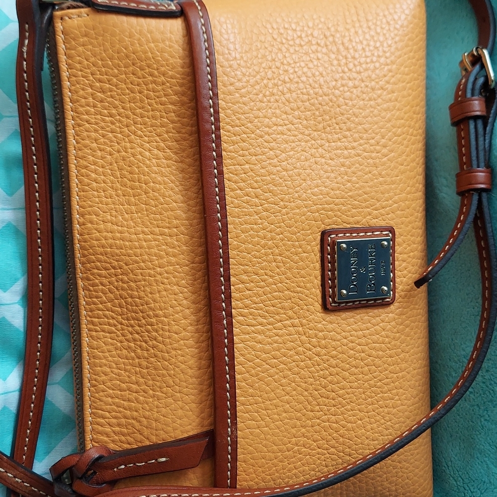 Dooney & Bourke crossbody leather Pouchette - Picture 2 of 14